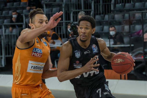 里追逐赛两 里追逐赛两