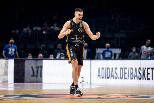 东契奇30+2+10难夺今日最佳！詹姆斯火爆表现荣登今日MVP宝座